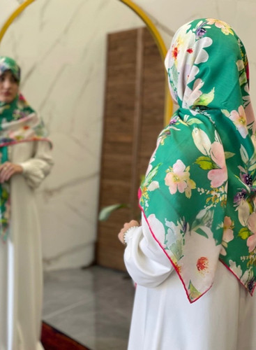 روسری نخی سبز قواره 135 با رنگهای پاستیلی