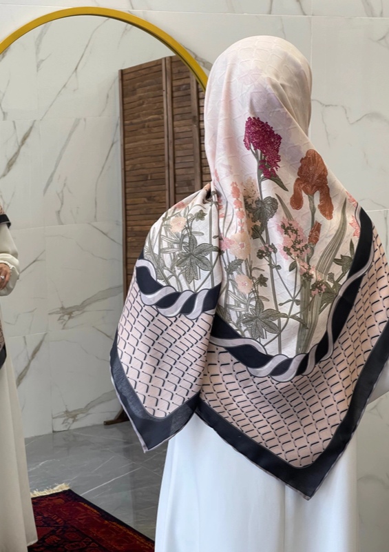 روسری نخی قواره 135 گل قرمز دشت