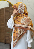 روسری نخی قواره 135 گل داوودی طلایی