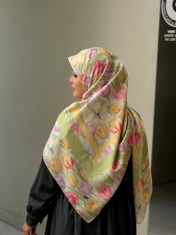 روسری نخی کاستوم اصل قواره ۱۴۰ طرح لاله